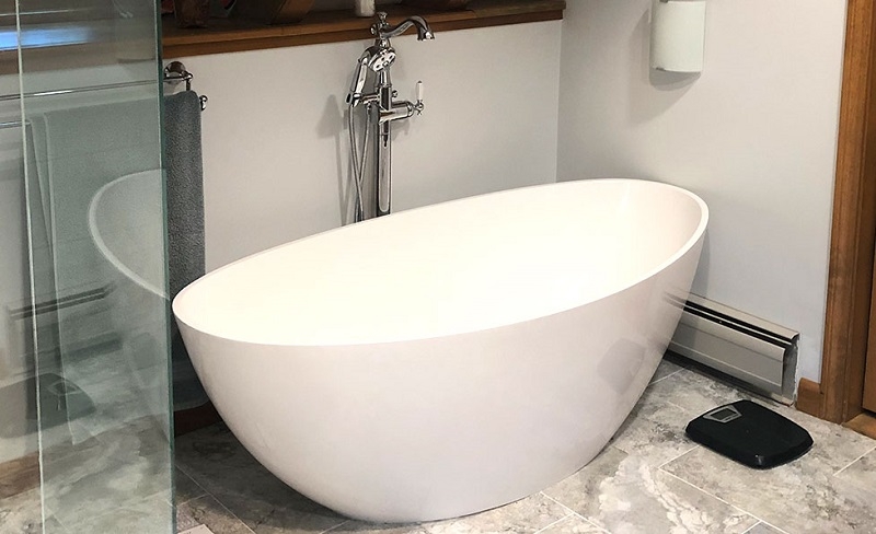 Freestanding Bathtub with Floor Faucet on Marble Floor Tiles