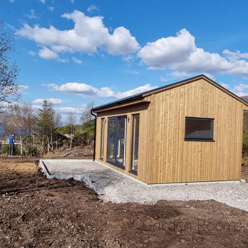 Garden Room: Vertical Wood Cladding Modern Studio Design