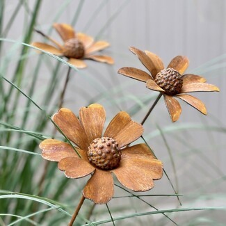 Garden Sculpture: 3D Petals Textured Center Daisy Stakes
