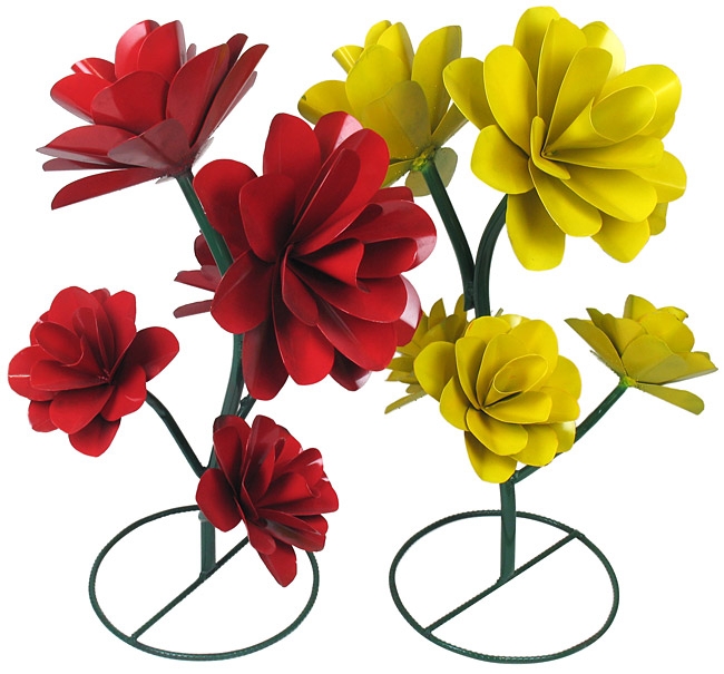 Garden Sculpture: Five Bloom Arrangement Wire Base Decor