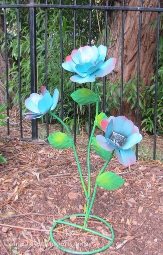 Garden Sculpture: Sky Blue Triple Flower Design Stake