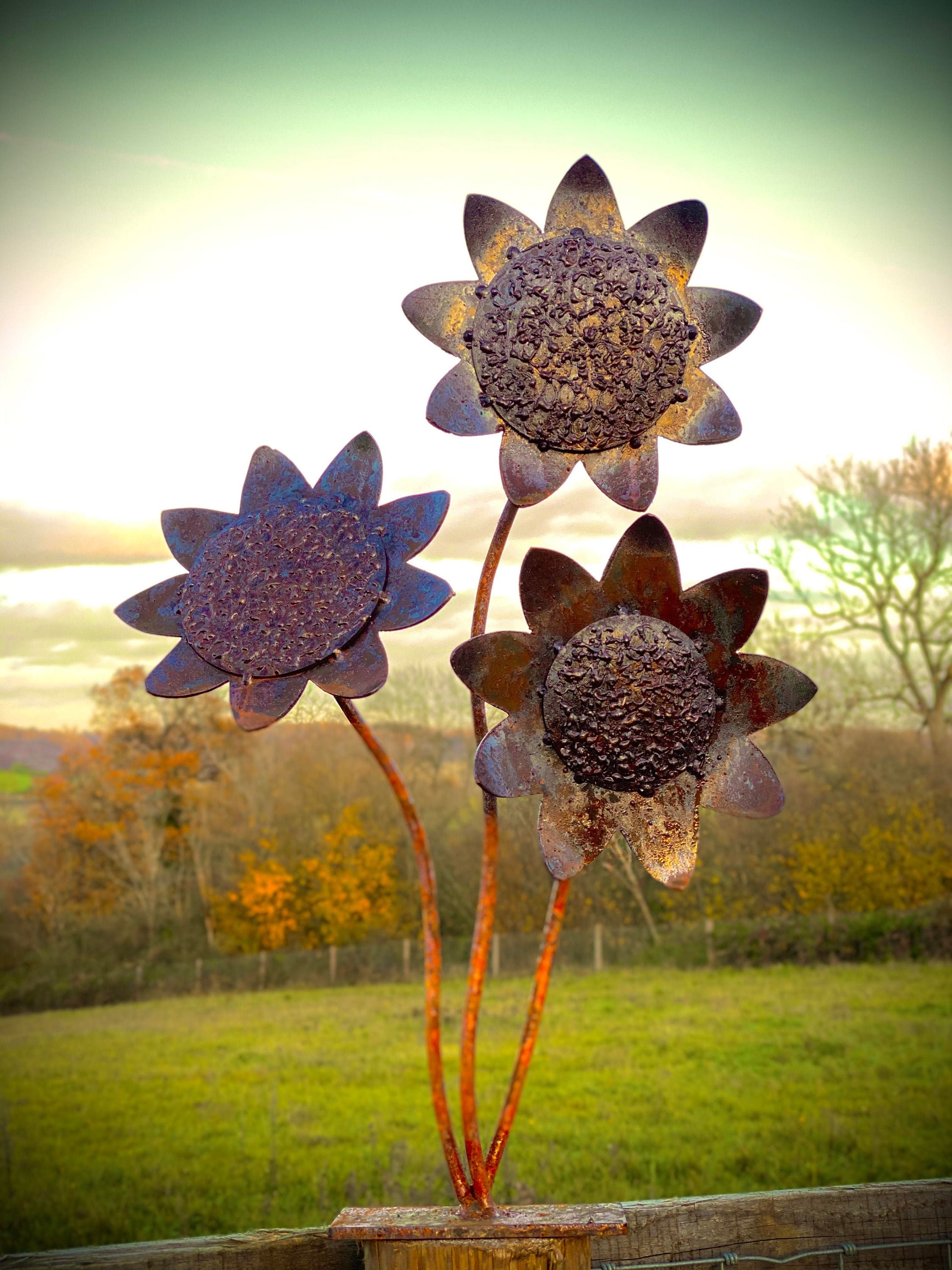 Garden Sculpture: Textured Centers Sunflower Motif Decor