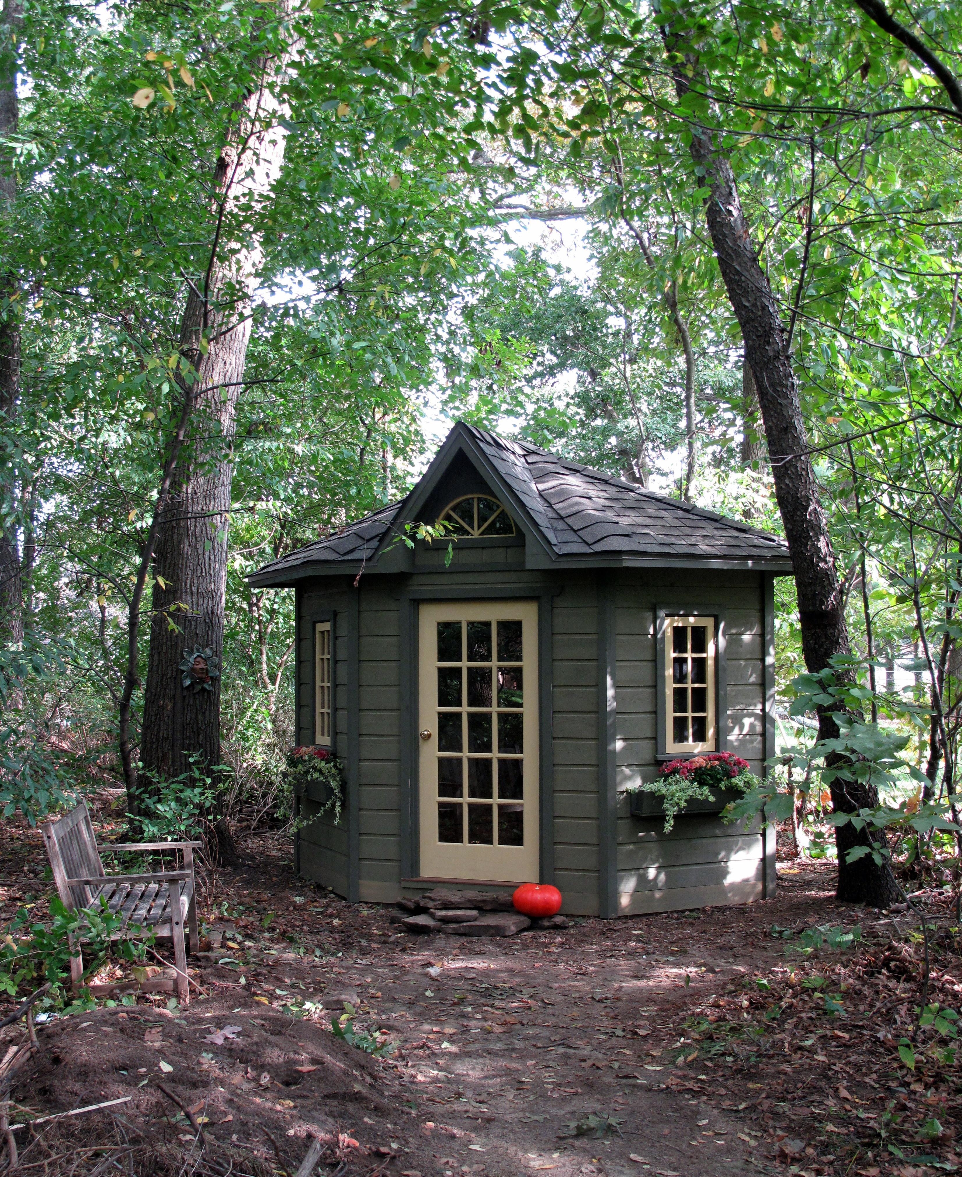 Garden Shed in octagonal shape with cream nine-lite door