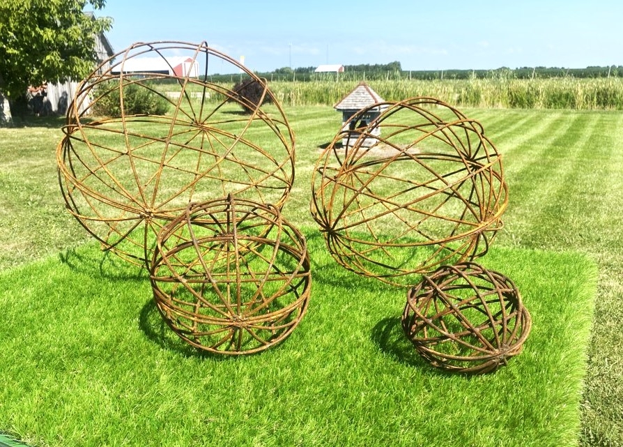 Garden Spheres: Rusted Metal Finish Open Frame Yard Art