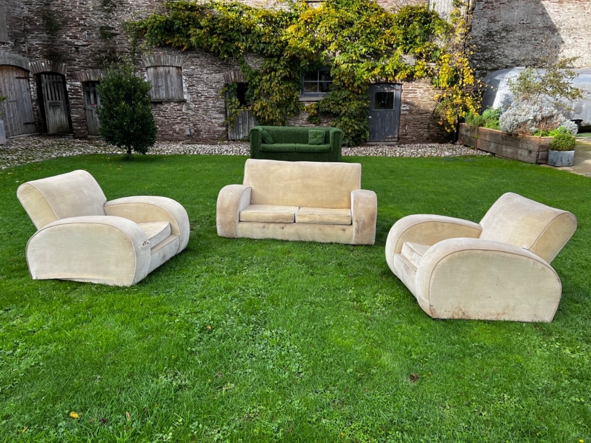 Living Room Set with Rounded Silhouette and Three Piece Suite