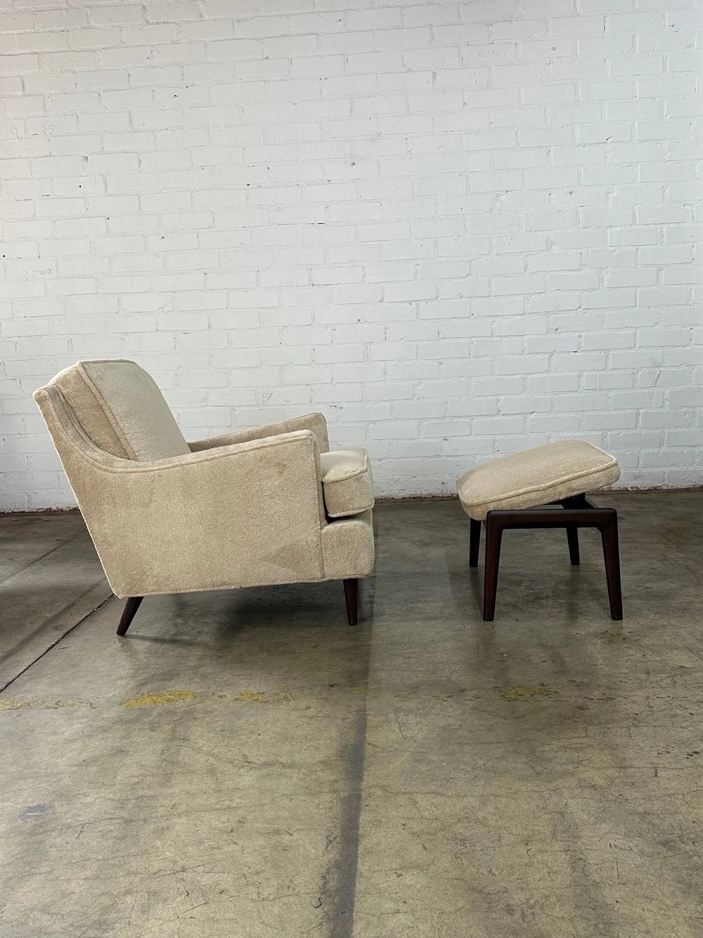 Lounge Chair Set With Tapered Legs And Warm Beige Upholstery