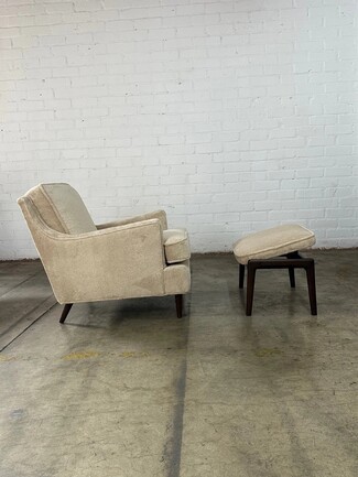 Lounge Chair Set With Tapered Legs And Warm Beige Upholstery