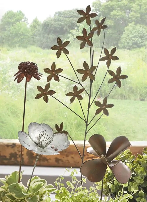 Metal Garden Stakes: Distressed White Bloom Antique Stems
