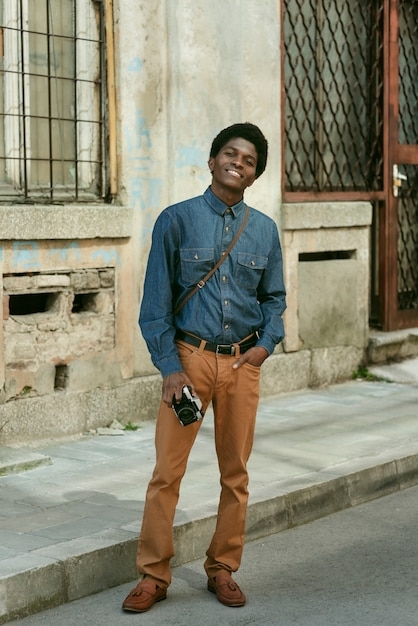 Retro Menswear with Tobacco Trousers: Classic 70s Inspired Look