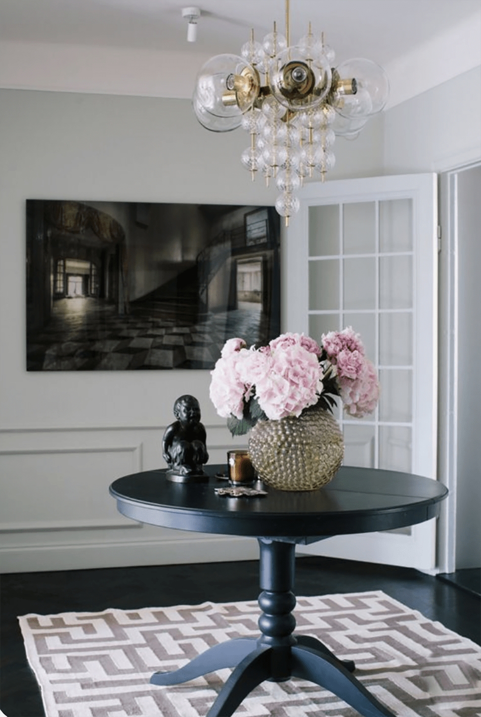 Round Entry Table With Turned Pedestal And Hobnail Vase
