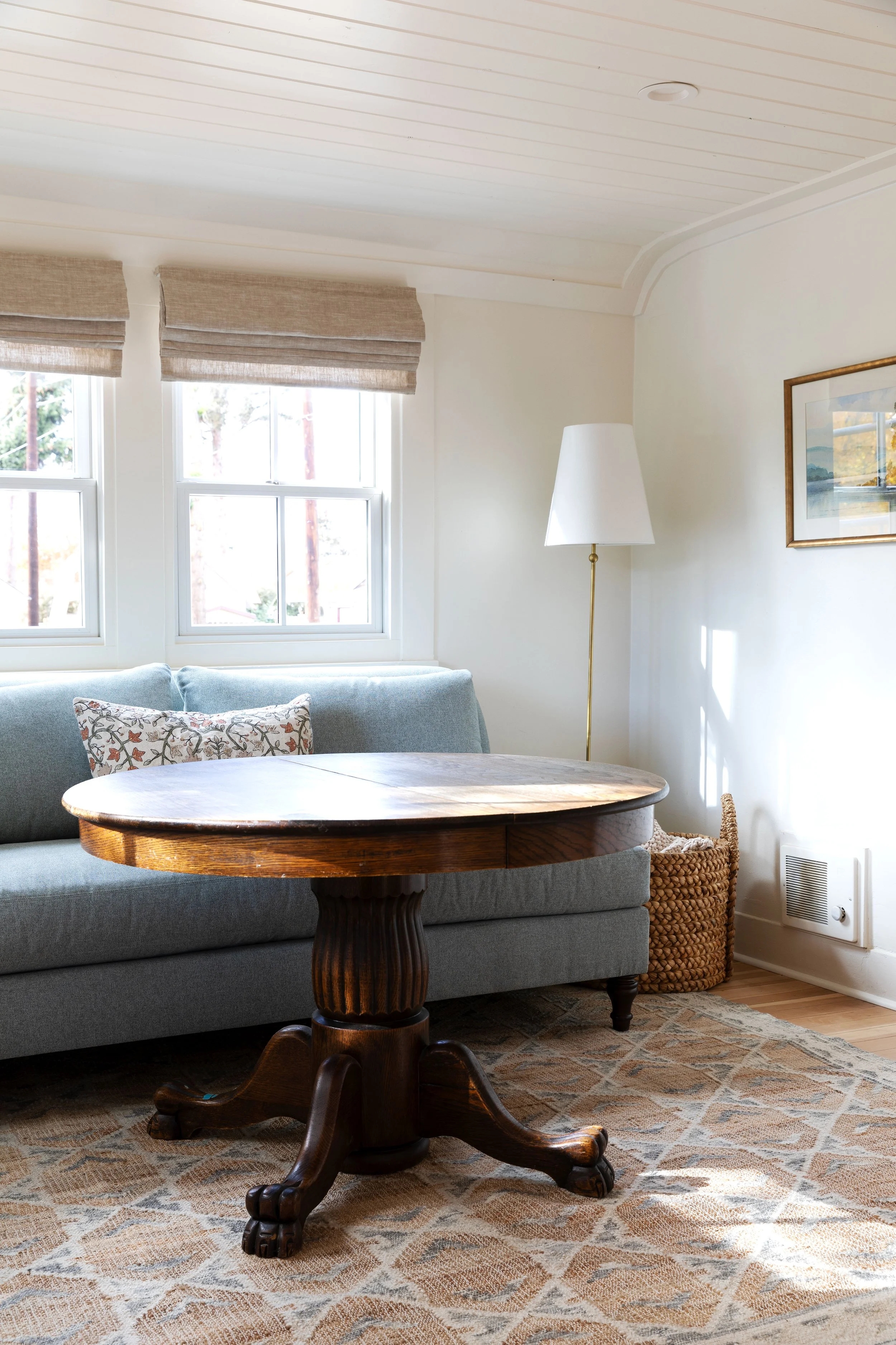 Round Pedestal Table: Claw Feet Vintage Pedestal Dining Table