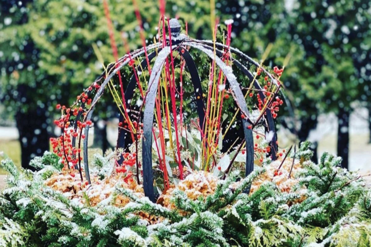 Sphere Trellis: Metal Spherical Ribs Crimson Winter Decor
