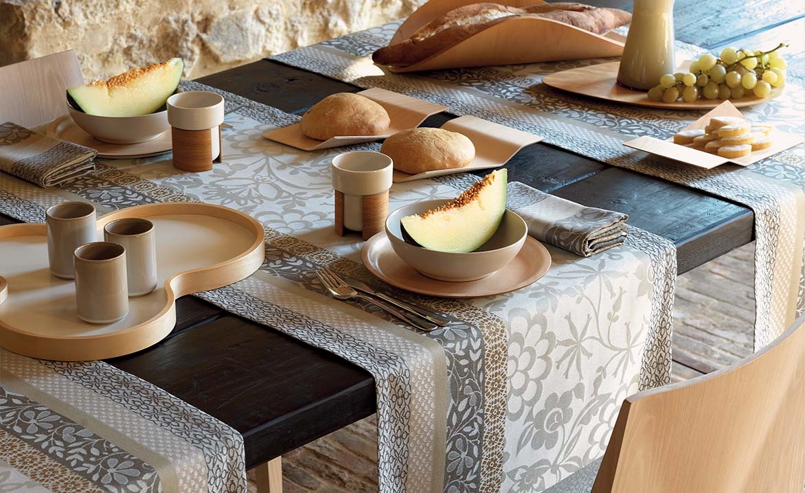 Table Runner: Jacquard Weave Cross Table Runner Layout