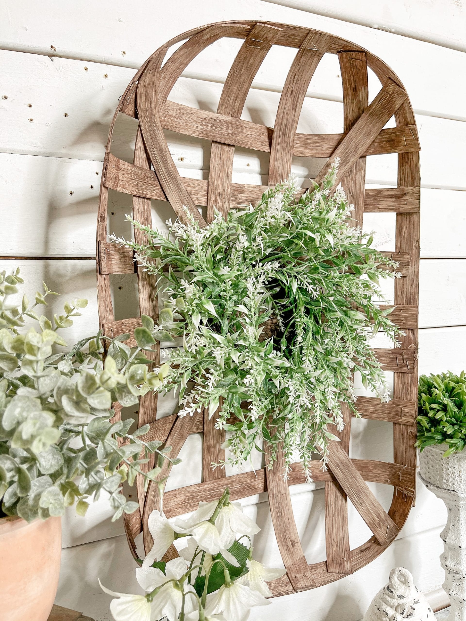 Tobacco Basket Central Wreath Shiplap Wall Decor Ideas