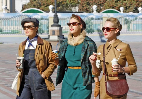 Vintage Fashion with Plaid Fur Collar: Mid-century Inspiration