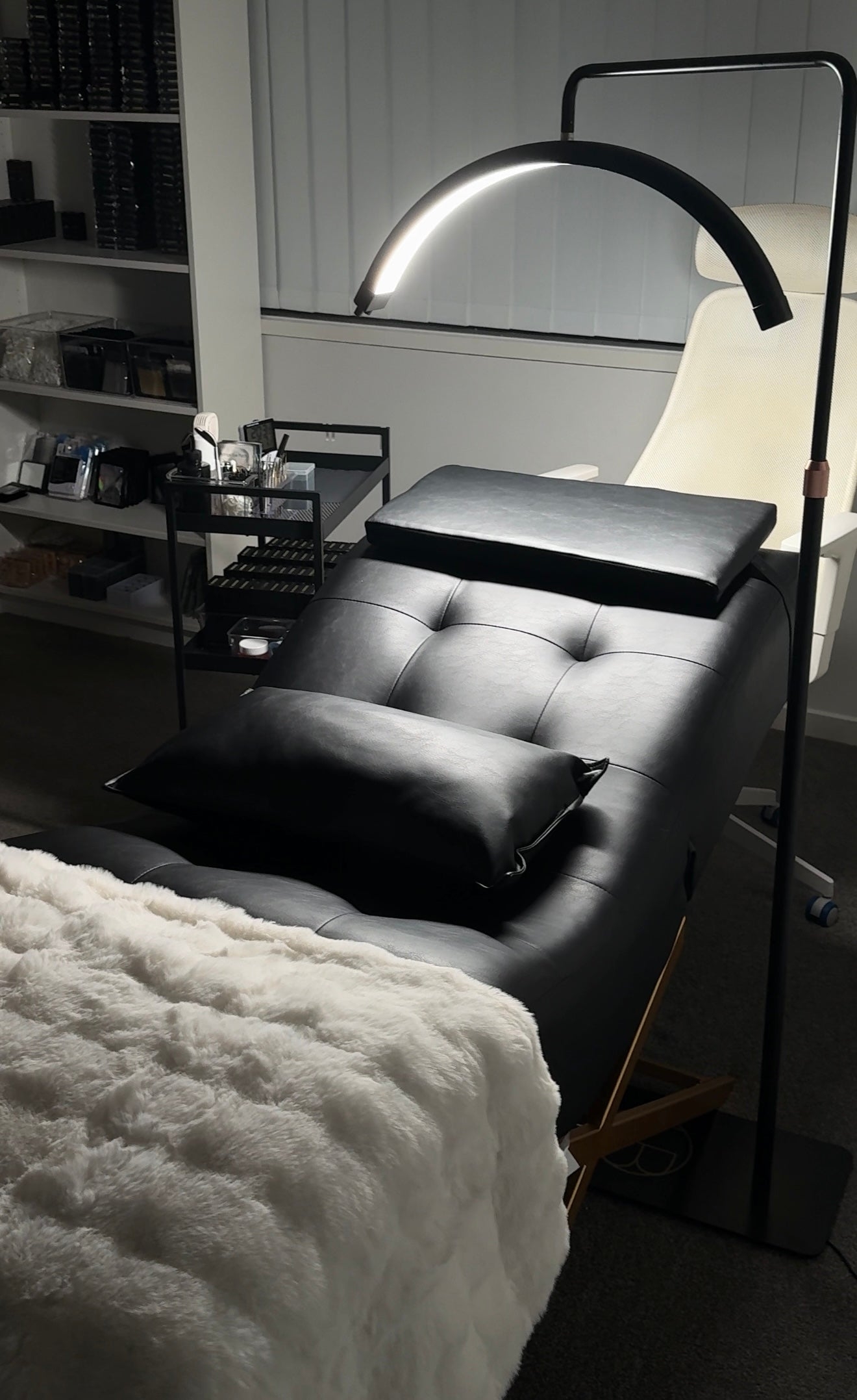 Beauty Bed with Arch Task Lamp Curved Ergonomic Shape