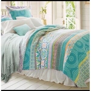 Bedding Set: Multi Patterned Quilt and Tasseled Throw