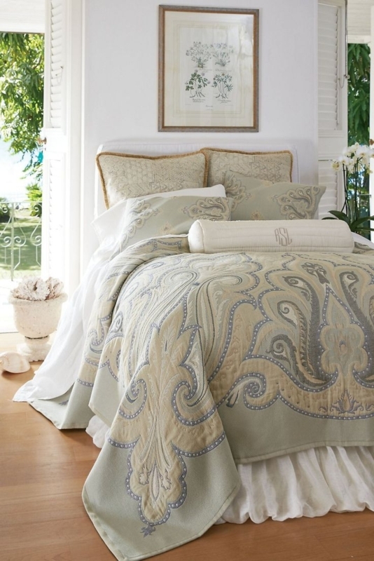 Bedding Set: Oversized Paisley Print and Ruffled Linen Skirt