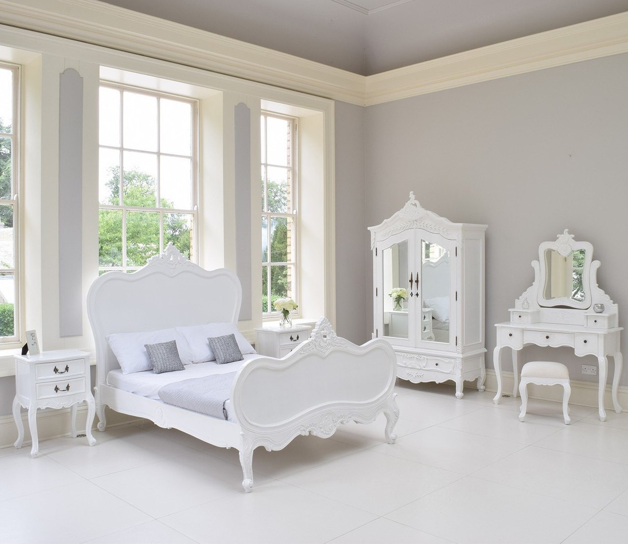Bedroom Set with Mirrored Doors and Luxury Ornate Carvings