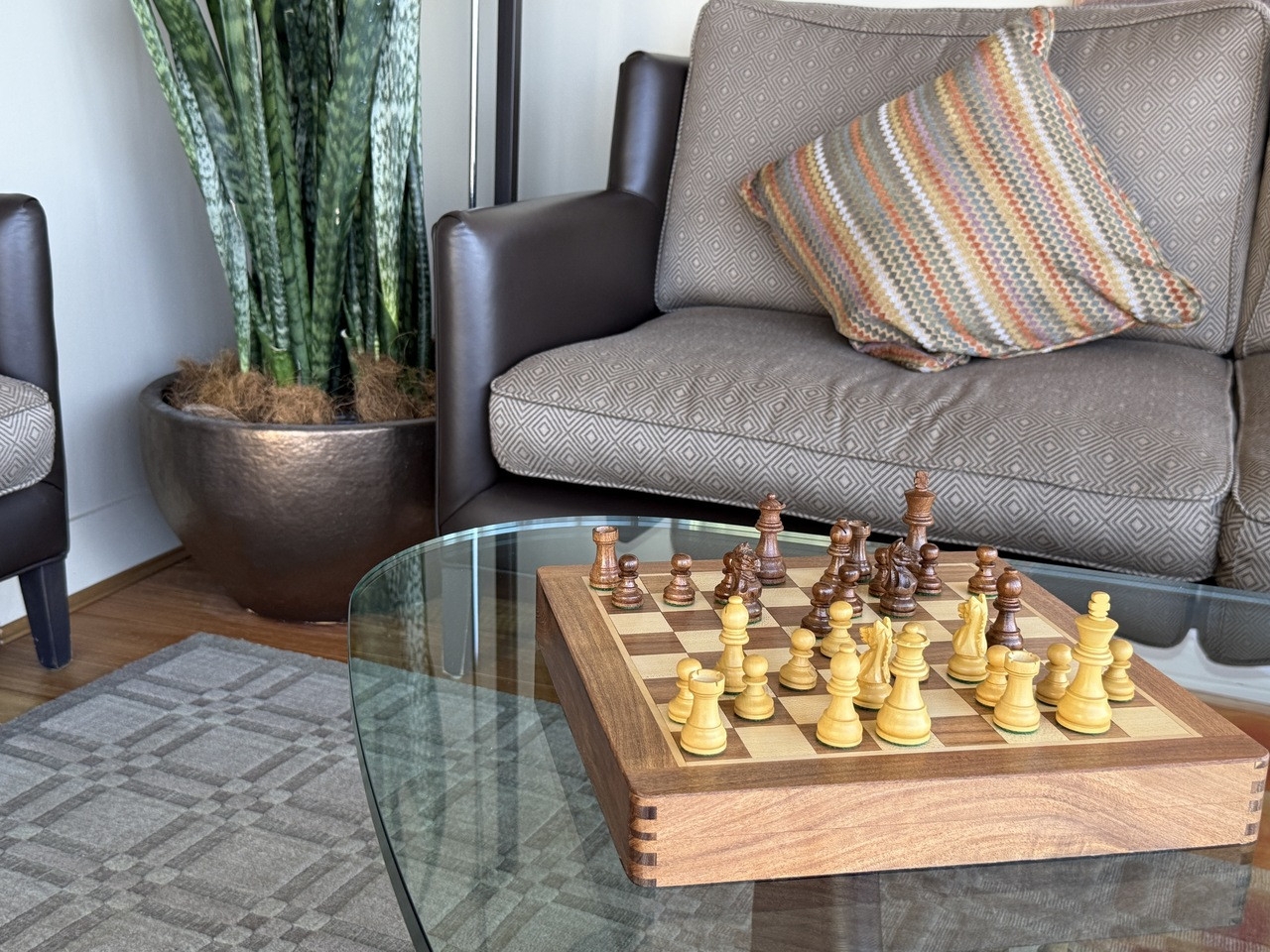 Chess Set Box Joint Corners and Luxury Wooden Chess Pieces
