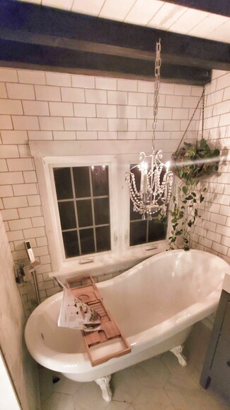 Clawfoot Bathtub: Subway Tile Small Bathroom Chandelier Lighting