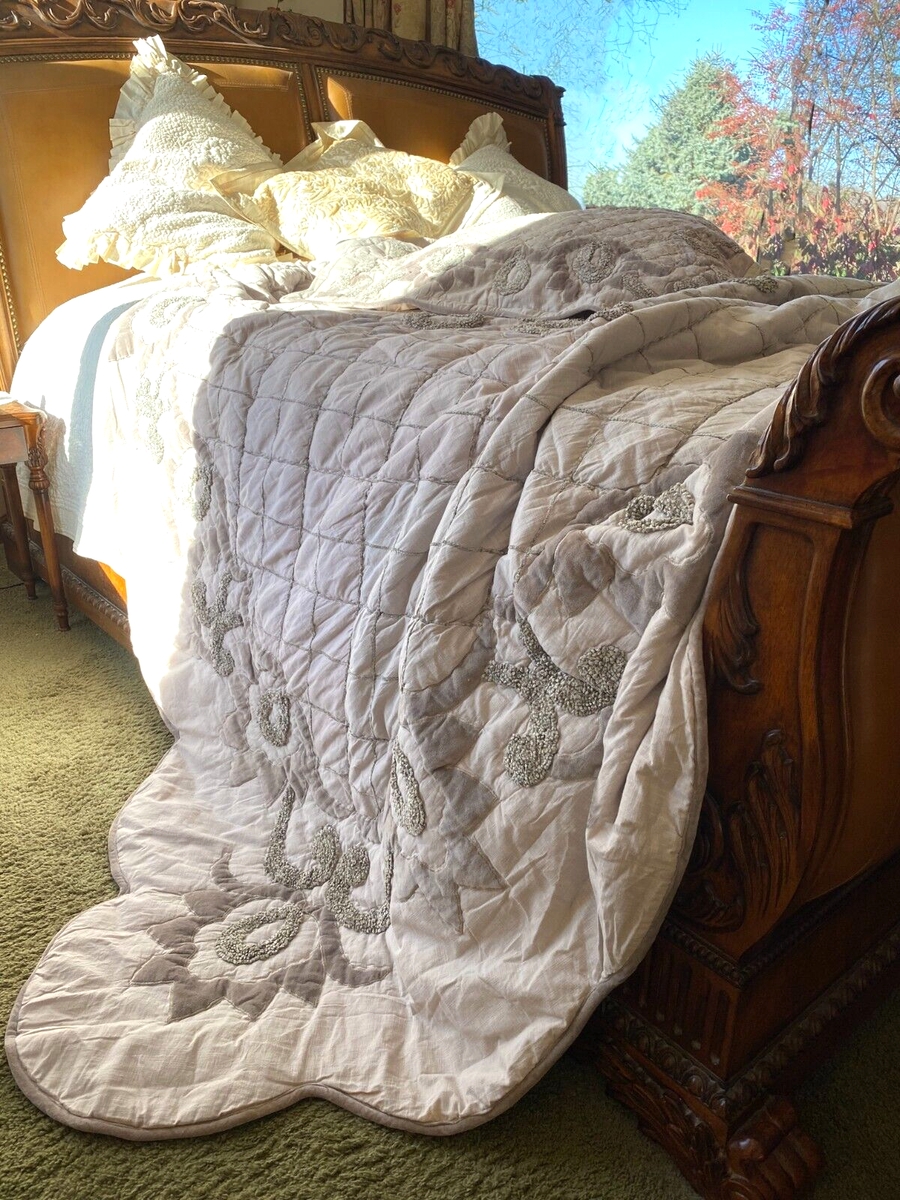 Coverlet with Scalloped Edge and Quilted Applique Details