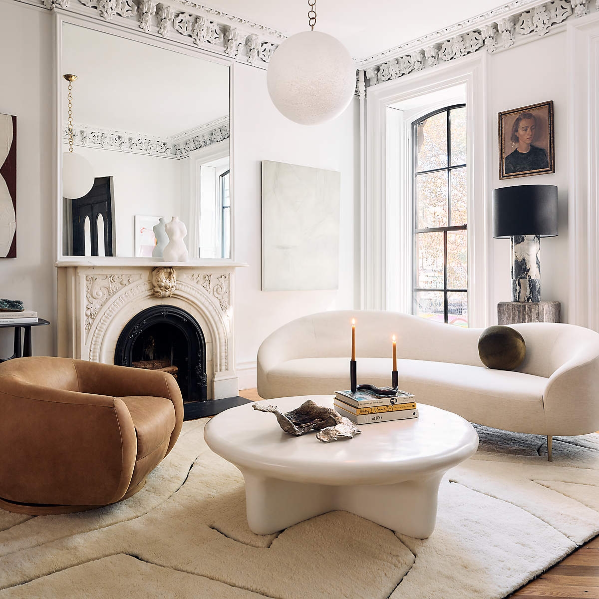 Curved Sofa Having Kidney Shape and Modern Furniture
