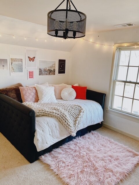 Daybed with Tufted Upholstery and Mesh Chandelier Black Daybed Styling