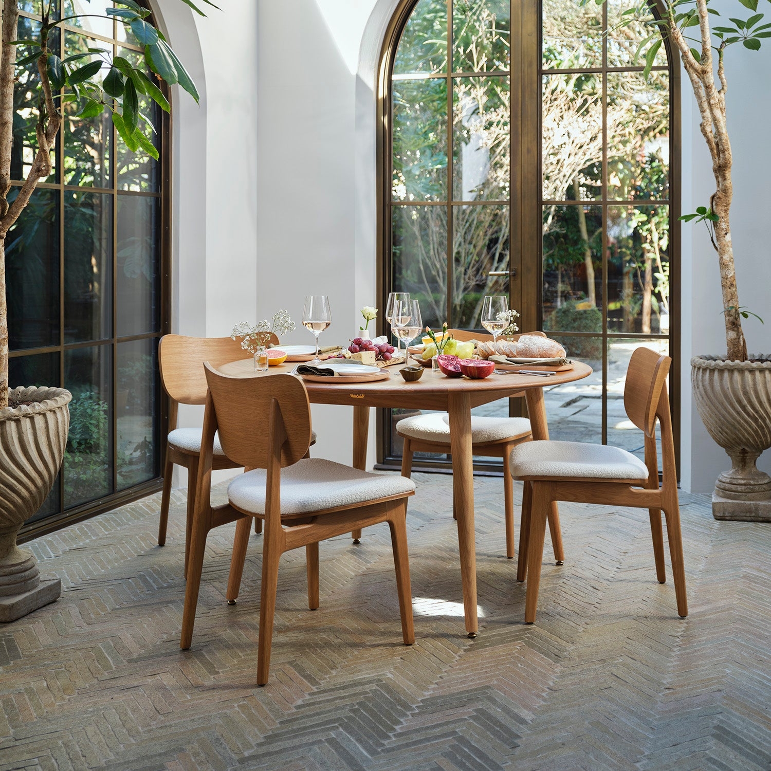 Dining Set with Curved Backrest and Ivory Upholstery