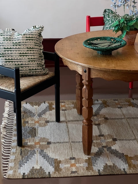 Dining Table with Scalloped Apron and Vintage Wood Grain