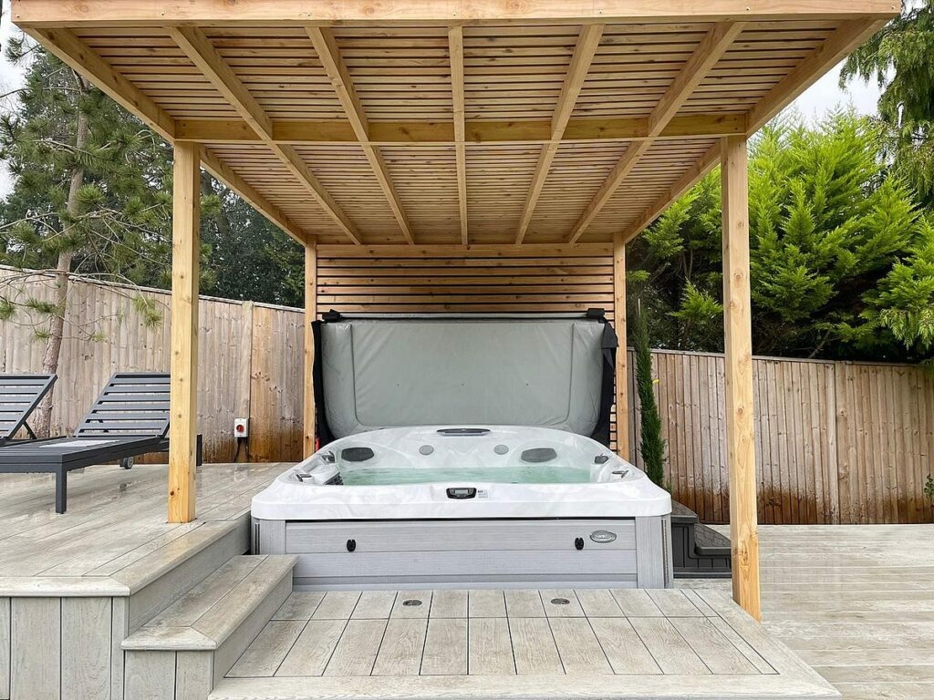 Hot Tub Pergola featuring Slatted Privacy Wall and Deck