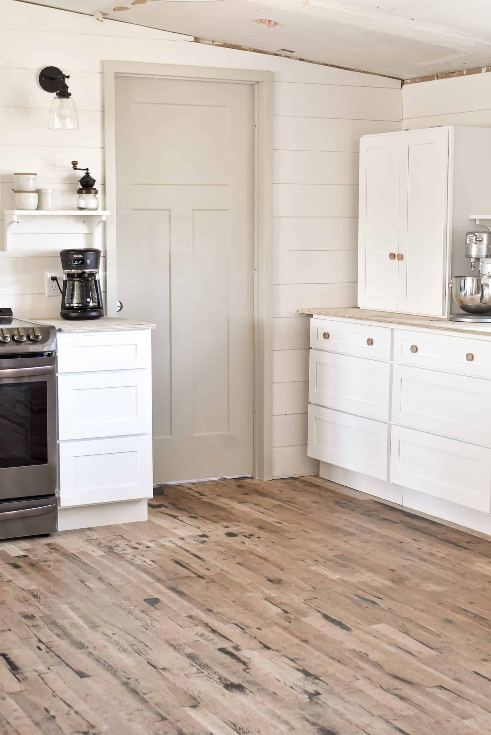 Kitchen Cabinet: Shaker White with Distressed Flooring
