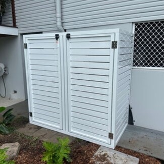 Outdoor Enclosure: Black Hardware Accents and White Slats