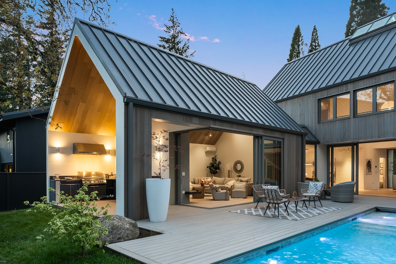Outdoor Pavilion Vaulted Timber Ceiling: Scandinavian outdoor kitchen.