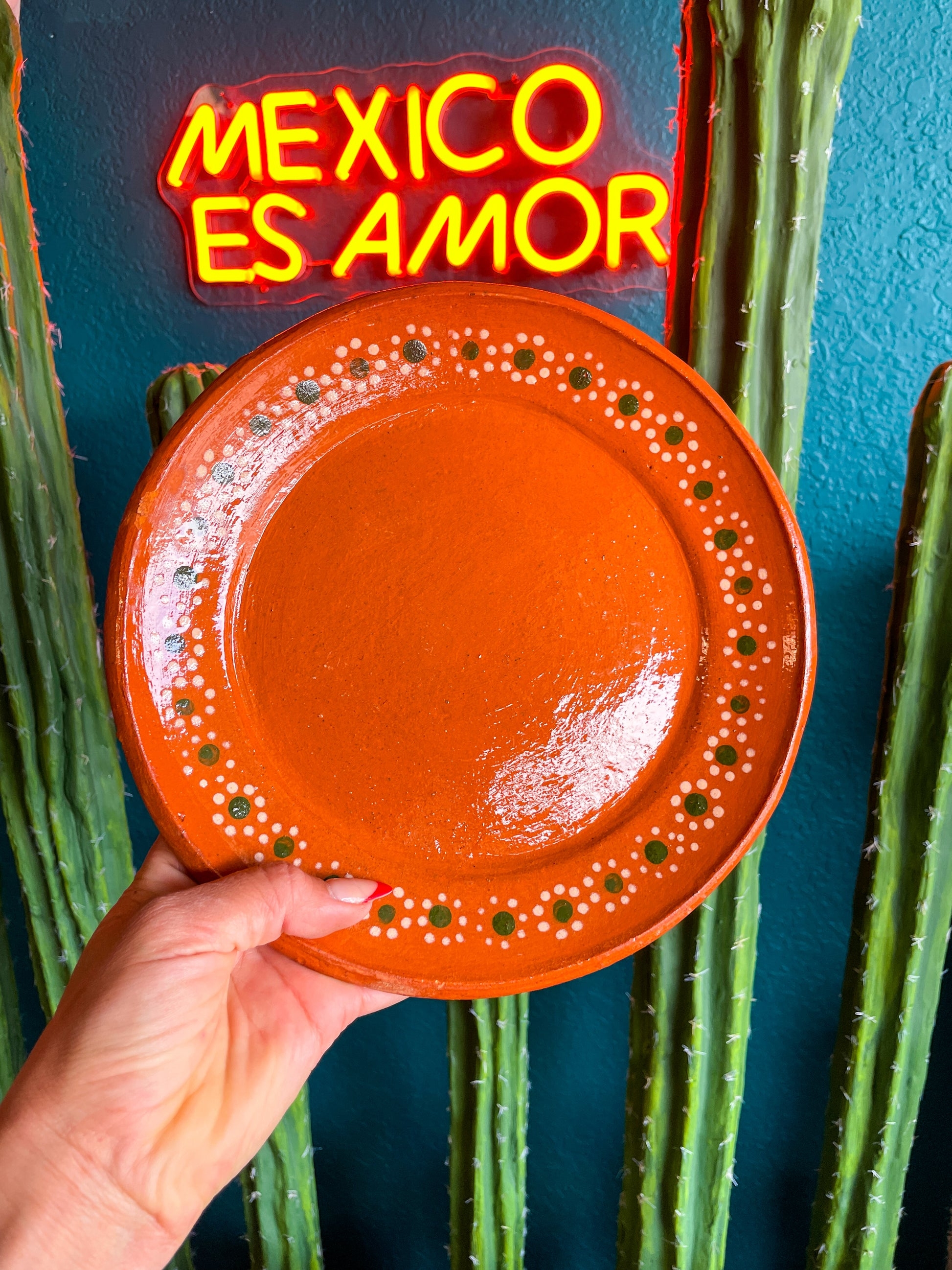 Plate: Raised Edge Artisanal Rustic Barro Tabletop