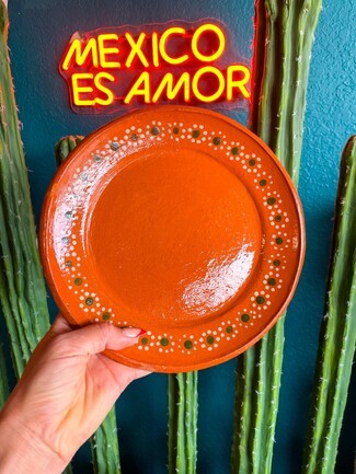 Plate: Raised Edge Artisanal Rustic Barro Tabletop