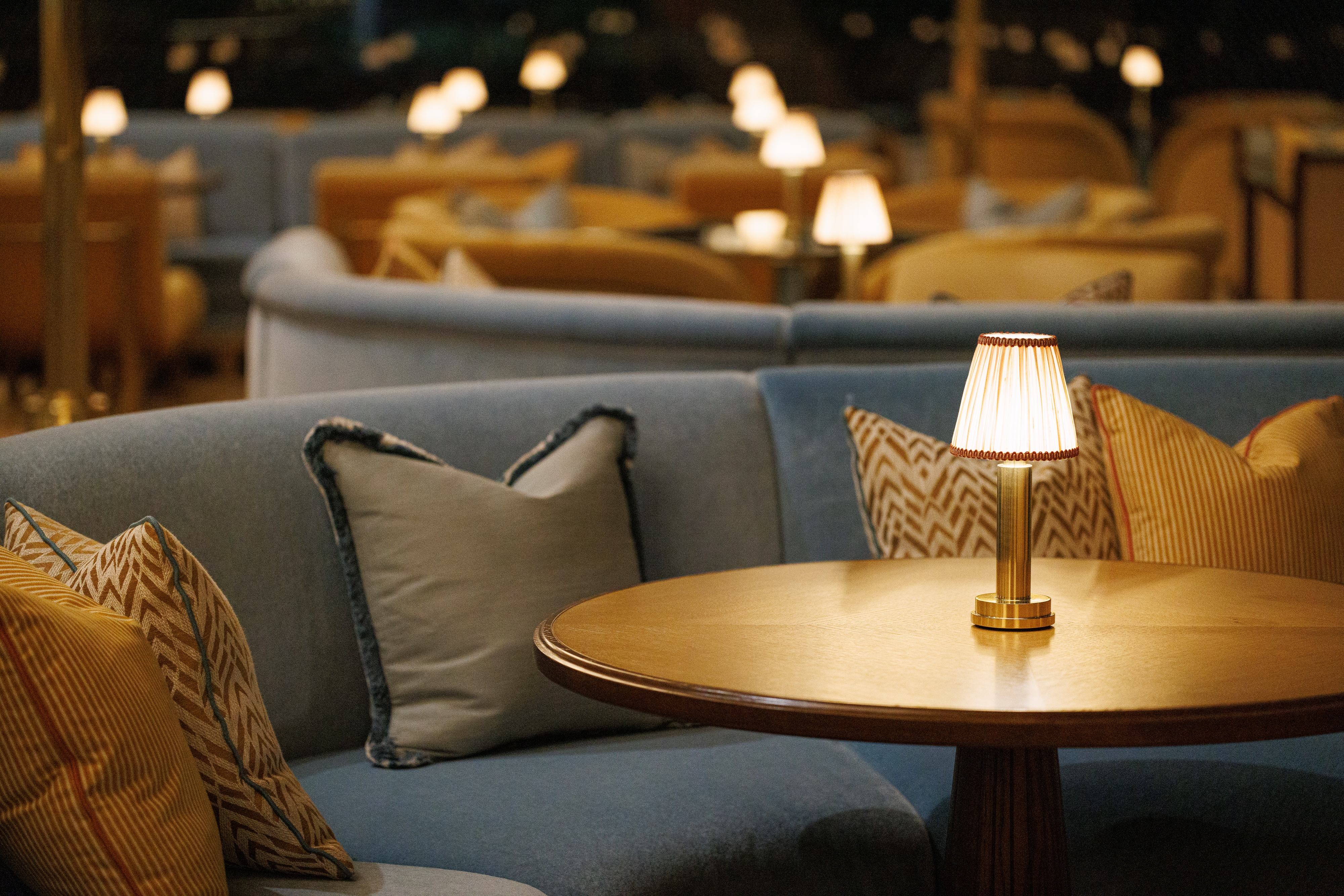 Portable Table Lamp with Cordless Design for Curved Banquette