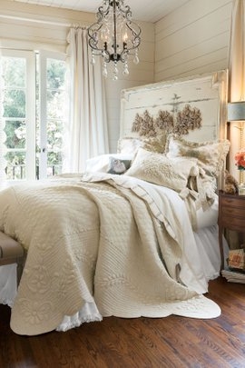 Quilt featuring Scalloped Edges and Floral Stitching