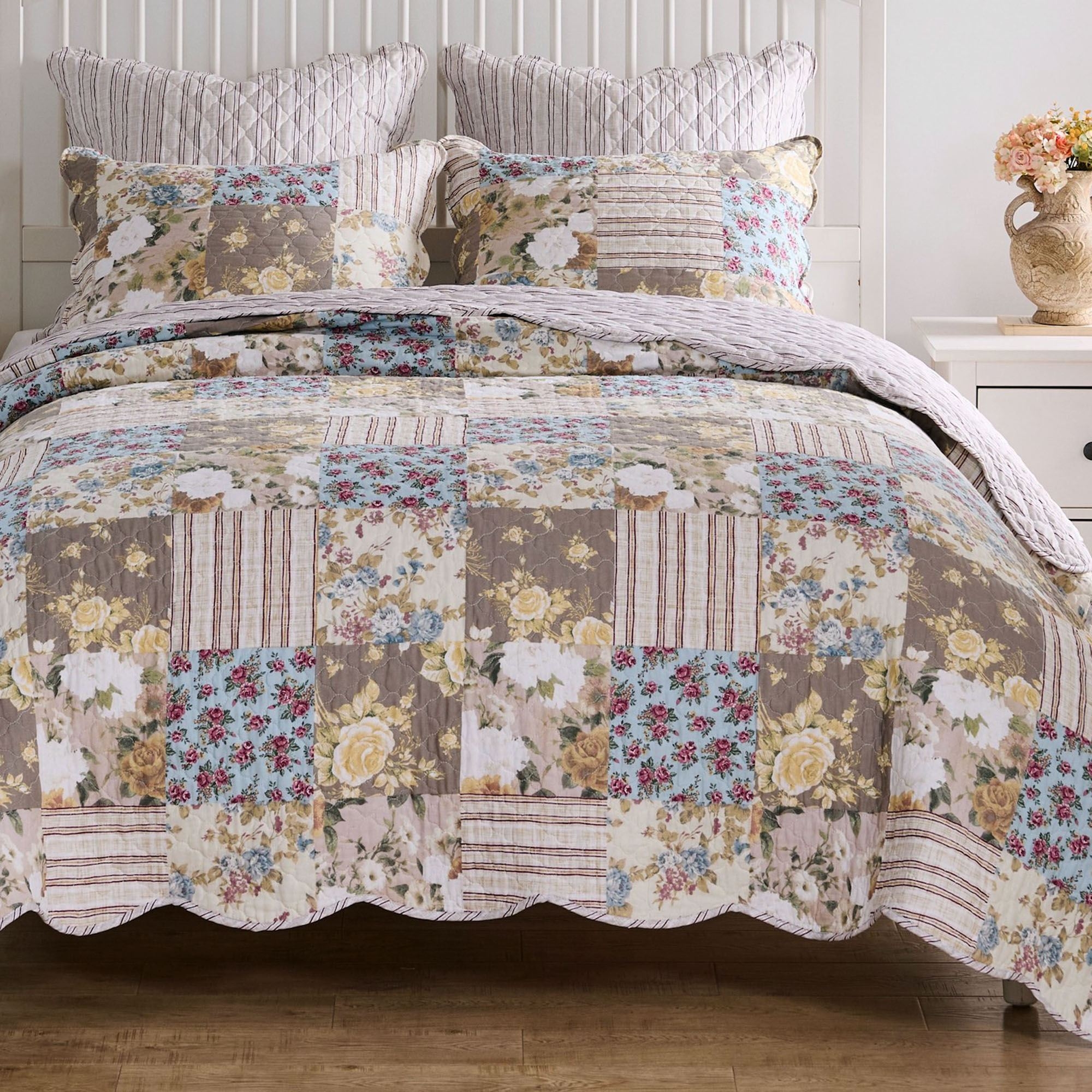 Quilt Set: Multi Tonal Blocks Scalloped Floral Patchwork