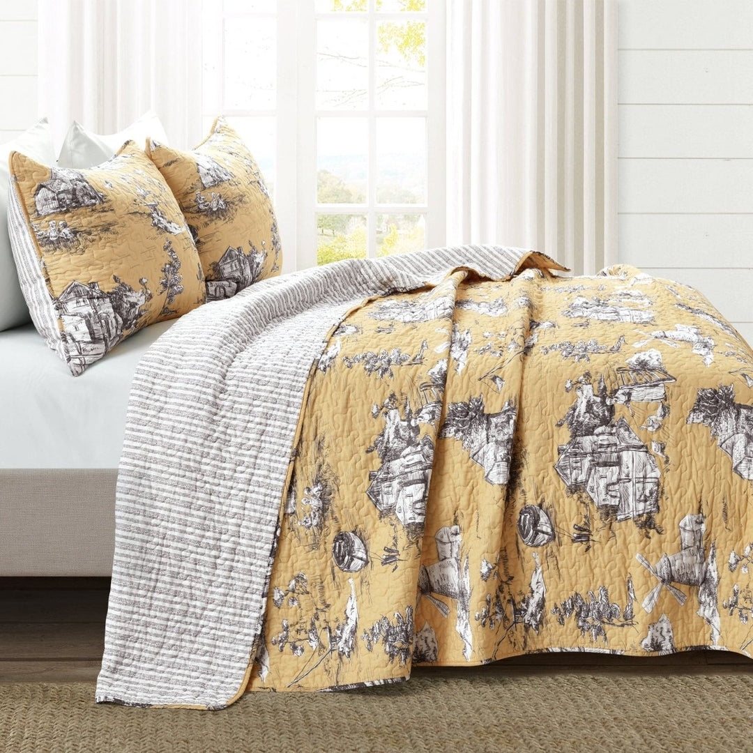 Quilt Set: Ochre Toile Pattern Reversible Yellow Bedding