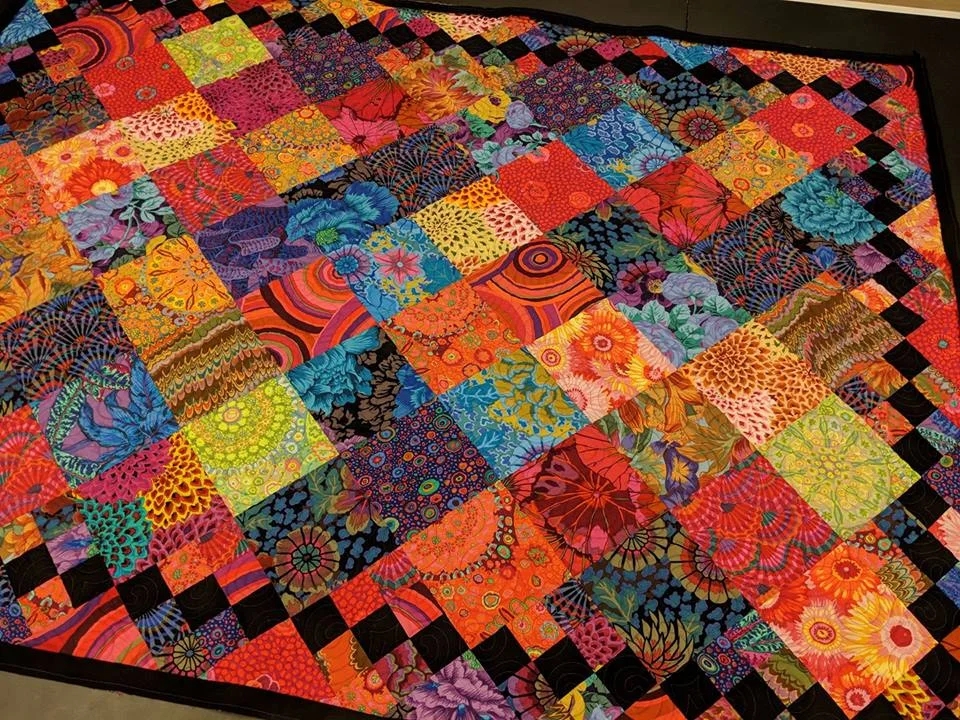 Quilt with Checkerboard Border and Intricate Stitching