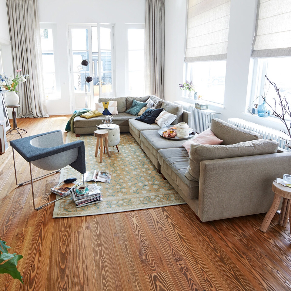 Sectional Sofa: Wide Plank Floor Design & Floral Rug