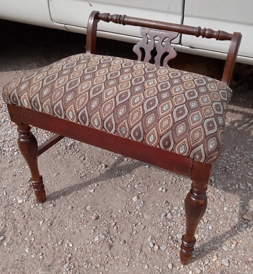 Vanity Bench featuring Decorative Splat Back and Turned Legs