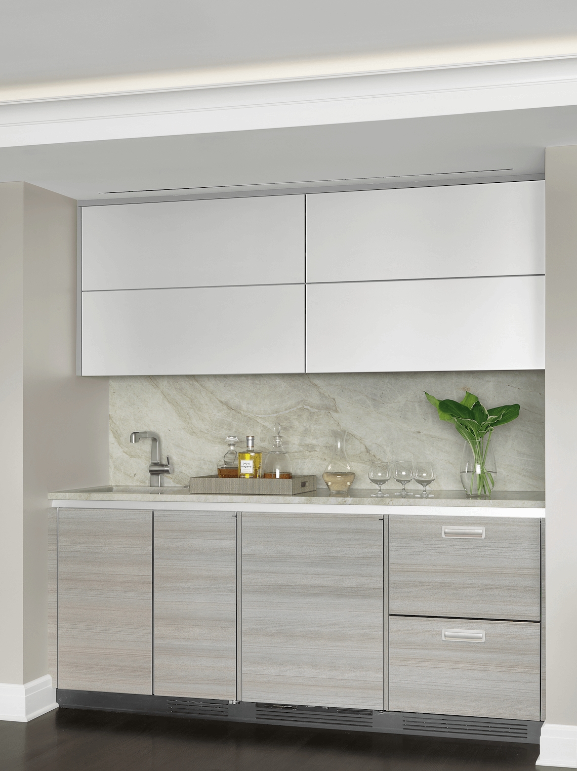 Wet Bar with Horizontal Grain and Handleless White Upper