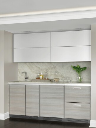 Wet Bar with Horizontal Grain and Handleless White Upper