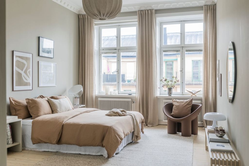 Bedroom Decor for Tonal Beige Palette and Historic Architecture