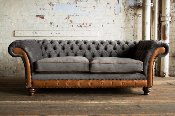 Chesterfield Sofa: Vintage Tan Accents and Mixed Materials
