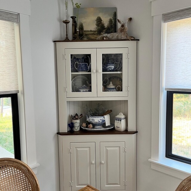 Corner Cabinet Two-tone Corner Display Cabinet Cream and Walnut