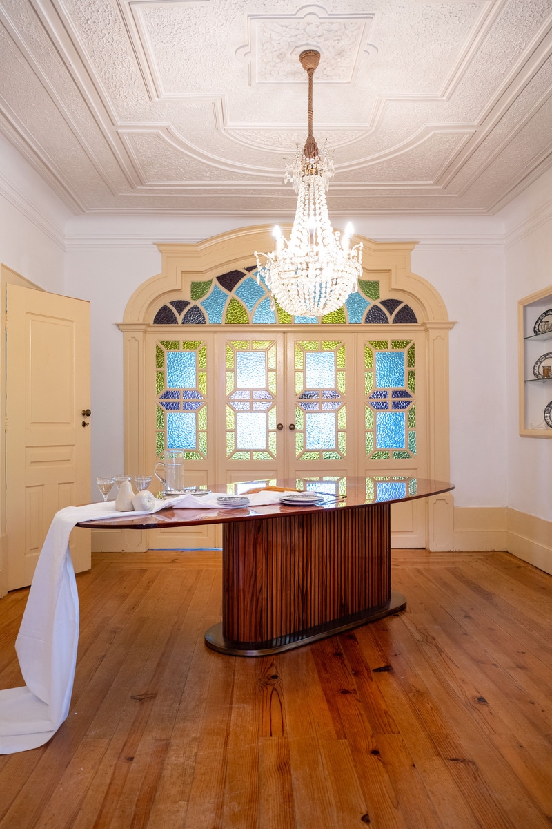 Dining Table Reeded Pedestal Base and Luxury Oval Table Design