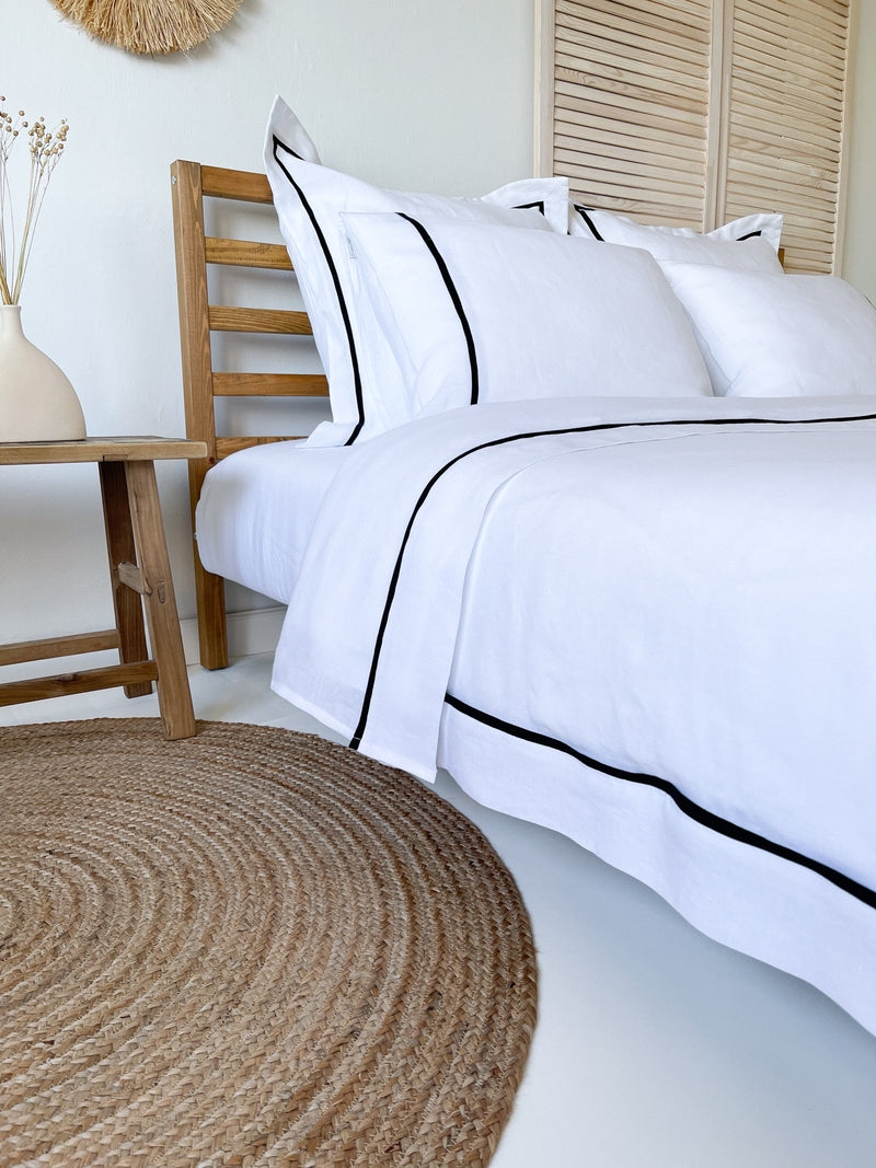 Duvet Cover with Natural Jute Texture and Round Rug